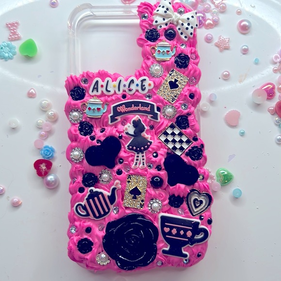 iPhone 14 plus Alice in wonderland - Picture 1 of 8